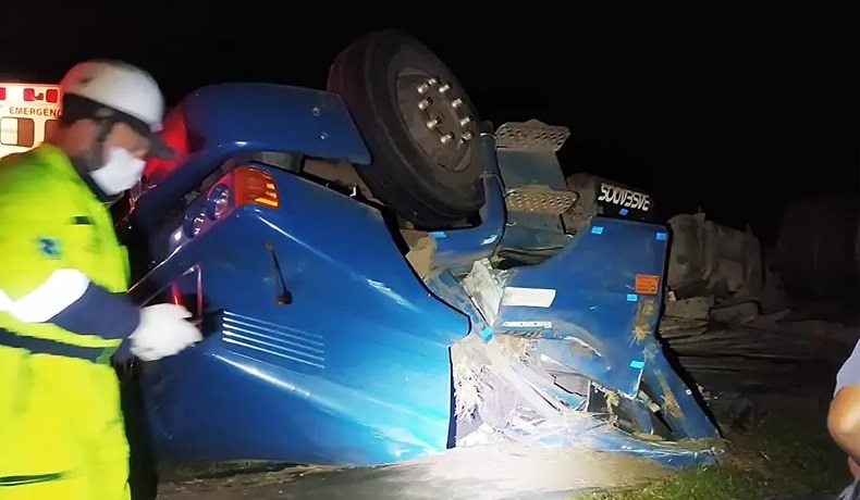 Foto 2 de 4 — Motorista morre após caminhão com chapas de aço tombar na Washington Luís
